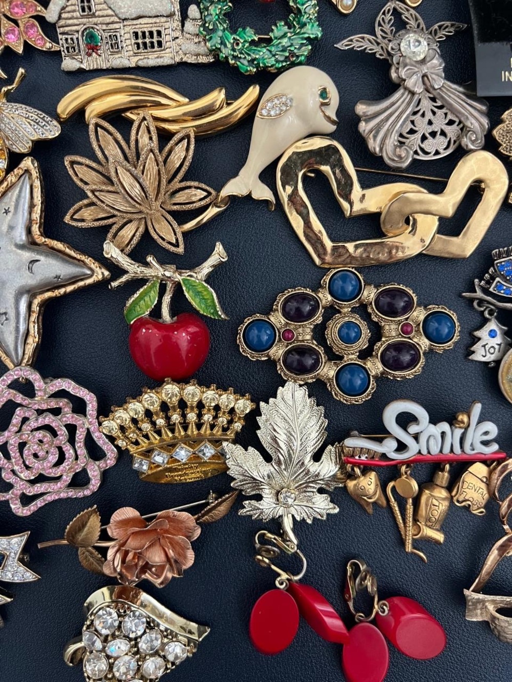 Vintage to Modern Brooches and
Earrings Lot Bundle
Set Some Signed - Picture 6 of 7
